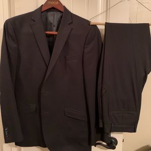 Men’s Kenneth Cole Reaction Black Suit Size 40R Slim Fit Pants are 33/32